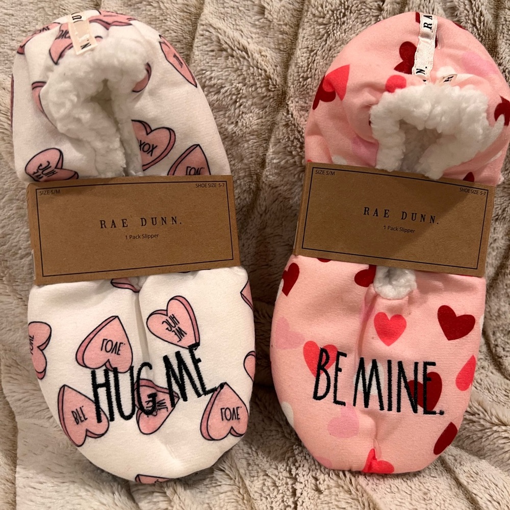 💖FUZZY Heart Slippers NWT💖BE MINE Conversation Heart HUG ME Soft Valentine 5-7